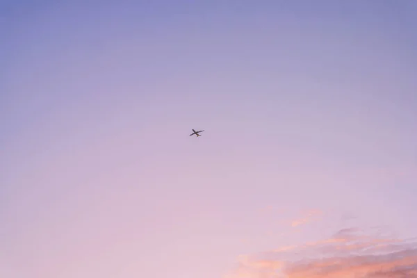 Uçak uçuyor — Stok fotoğraf