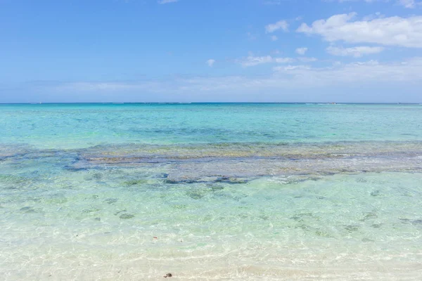 Spiaggia idilliaca sulla costa — Foto Stock