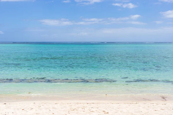 Spiaggia idilliaca sulla costa — Foto Stock