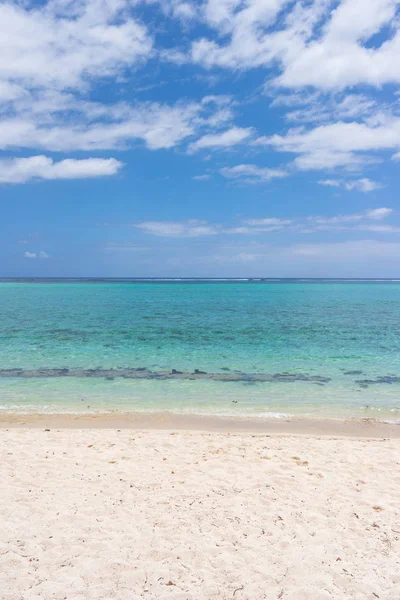 Spiaggia idilliaca sulla costa — Foto Stock