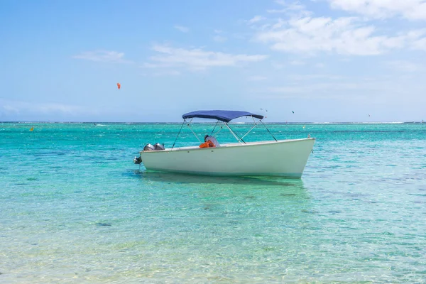 Barca sola sulla spiaggia idilliaca — Foto Stock