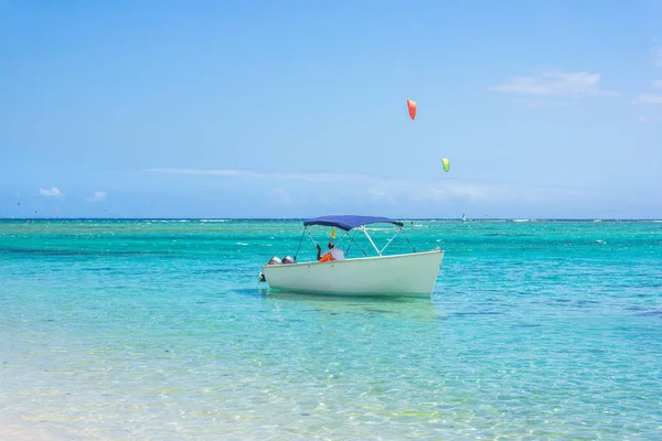 Barca sola sulla spiaggia idilliaca — Foto Stock