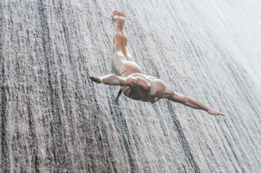 Dalgıçlar, Birleşik Arap Emirlikleri Dubai Alışveriş Merkezi içinde şelale