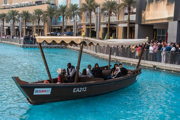 Fuente piscina arba barco crucero — Foto de Stock