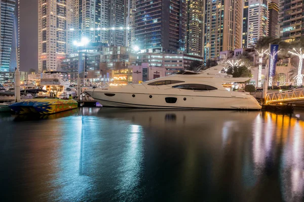 Dubai Marina walk på natten, Förenade Arabemiraten — Stockfoto