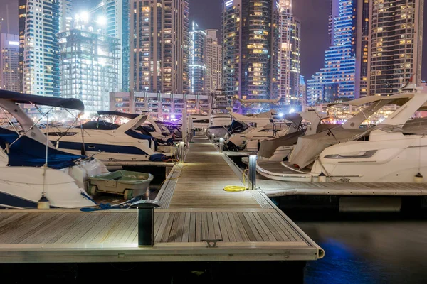 Dubai Marina walk på natten, Förenade Arabemiraten — Stockfoto