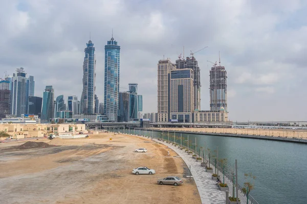 Dubai vatten skyskrapor kanalutsikt — Stockfoto