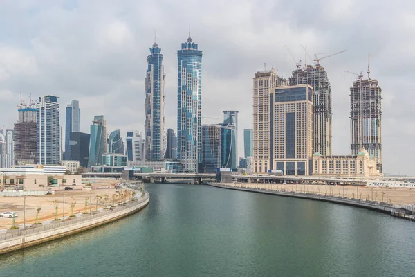 Dubai vatten skyskrapor kanalutsikt — Stockfoto