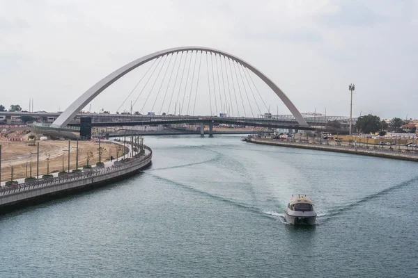 Su taksi, Birleşik Arap Emirlikleri Dubai su kanalı yaya kemer Köprüsü