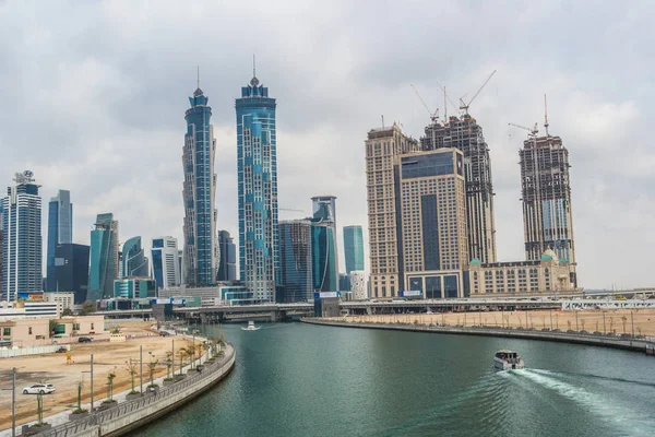 Dubai vatten skyskrapor kanalutsikt — Stockfoto