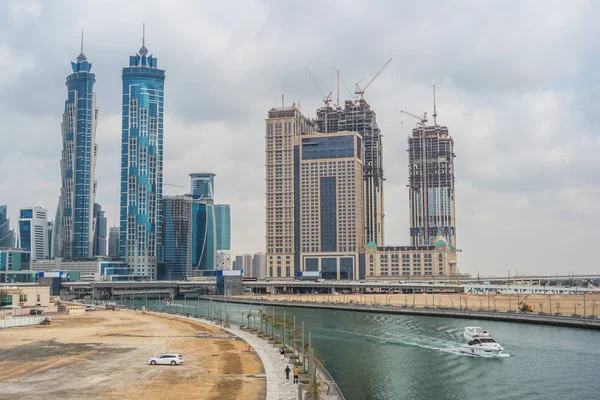 Dubai vatten skyskrapor kanalutsikt — Stockfoto
