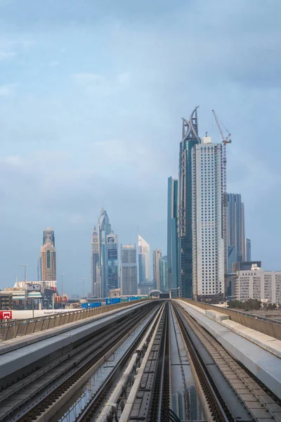 地铁铁路市区在迪拜，阿拉伯联合酋长国 — 图库照片