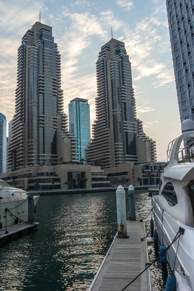 Dubai Marina skyskrapor med vacker kväll moln — Stockfoto