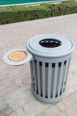 Kül tablası ile çöp tenekesi