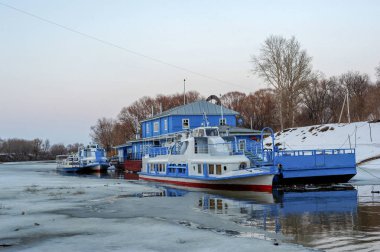 Oka Nehri üzerinde zevk teknelerin Pier