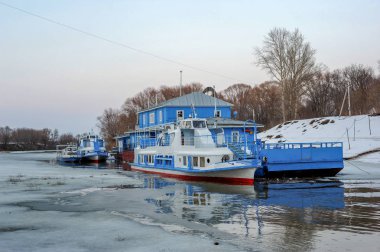 Oka Nehri üzerinde zevk teknelerin Pier