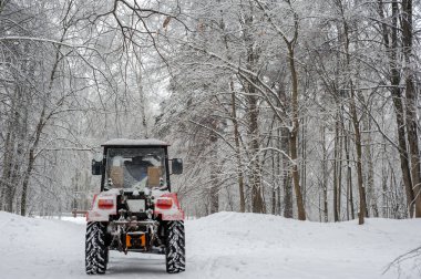 Traktöre karlı sokak