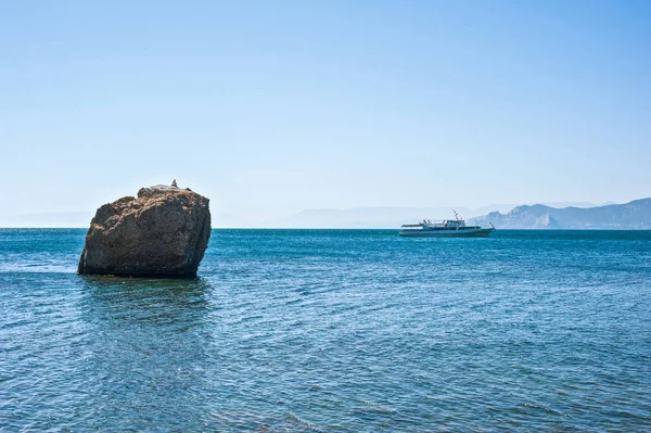 The rocky coastline and cruise ship — Stock Photo, Image