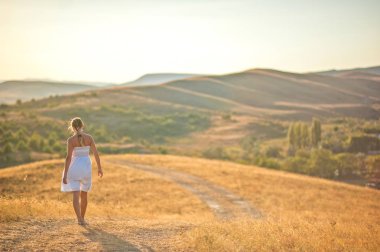 Kız dağlar yol üzerine yürüyor
