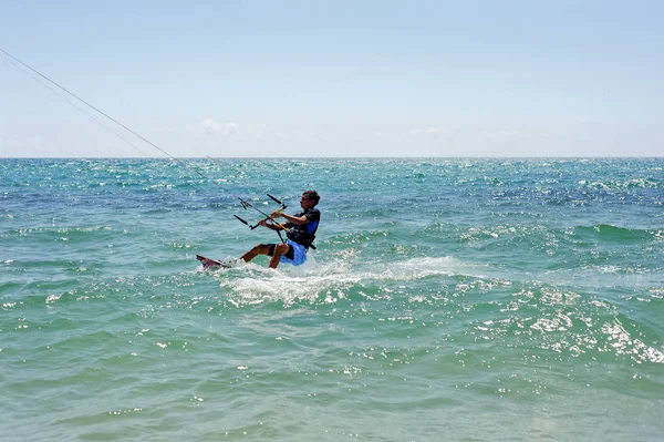 Kitesurfer dalga