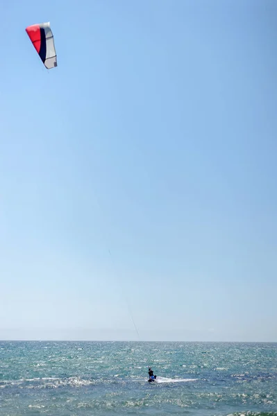 Kite surfing on the sea — Stock Photo, Image