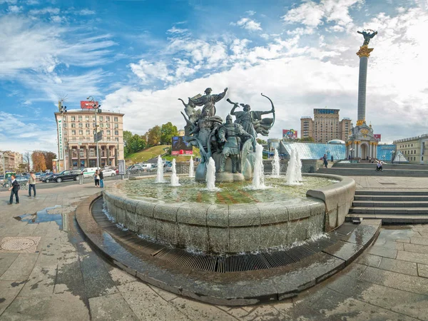 Kiev, Ukraine - 15 septembre 2011 : Fontaine de la Place de l'Indépendance — Photo