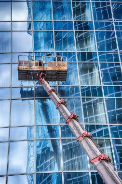 Bir adam bir gökdelenin windows yıkar