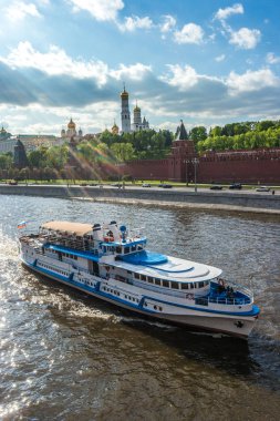 Yolcu gemisi Moskva nehrin kıyısında, Moskova yelken