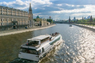 Yolcu gemisi Moskva nehrin kıyısında, Moskova yelken