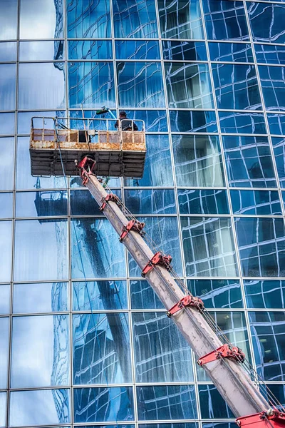 Bir adam bir gökdelenin windows yıkar