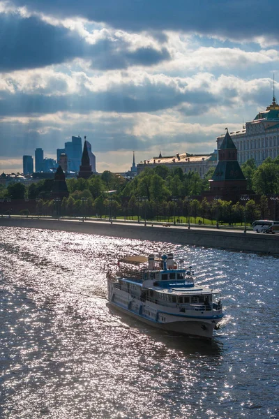 Statek wycieczkowy jest żeglowanie wzdłuż rzeki Moskwa, Moskwa — Zdjęcie stockowe