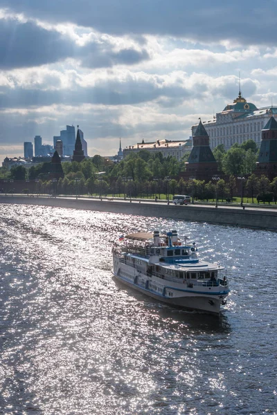 Yolcu gemisi Moskva nehrin kıyısında, Moskova yelken