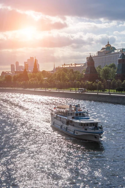 Navio de cruzeiro está navegando ao longo do rio Moskva, Moscou — Fotografia de Stock