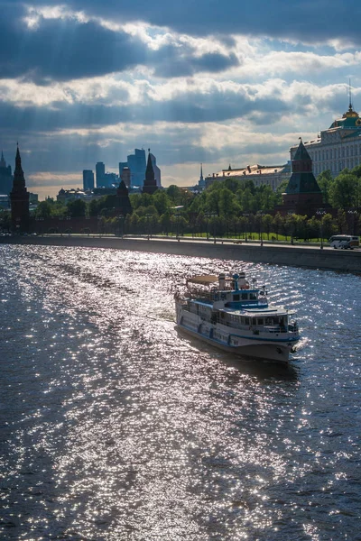 Cruise Ship is sailing along the Moskva River, Moscow — Stock Photo, Image