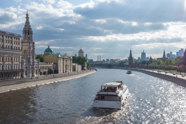 Bateau de croisière navigue le long de la rivière Moskva, Moscou — Photo