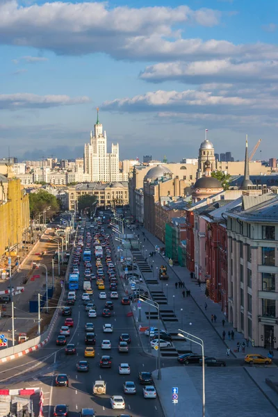 Vista aérea do engarrafamento no centro histórico de Moscou — Fotografia de Stock