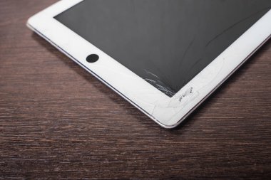 Beyaz tablet ile kırık ekran cam 