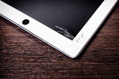 Beyaz tablet ile kırık ekran cam