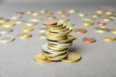 Bozuk paralar farklı pozisyonlarda üst üste istiflenir.