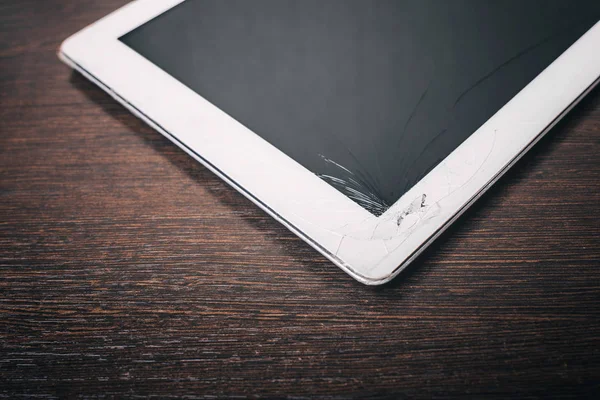 Beyaz tablet ile kırık ekran cam 
