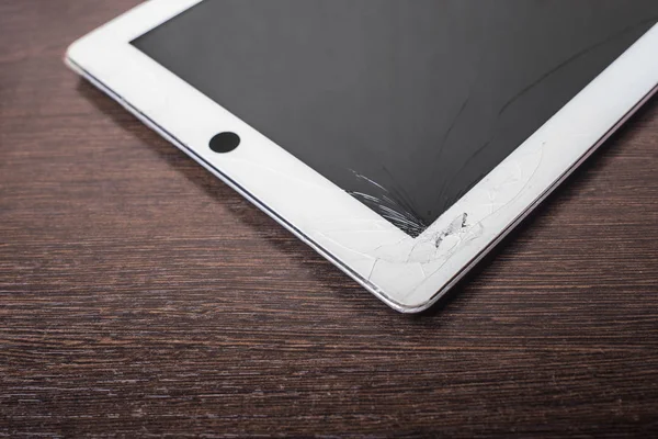 Beyaz tablet ile kırık ekran cam 