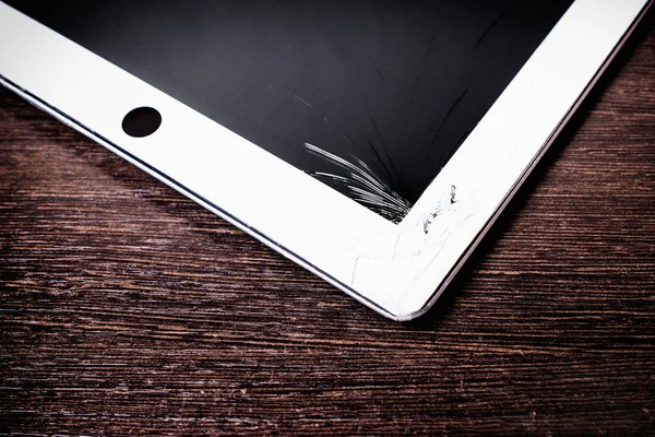 Beyaz tablet ile kırık ekran cam