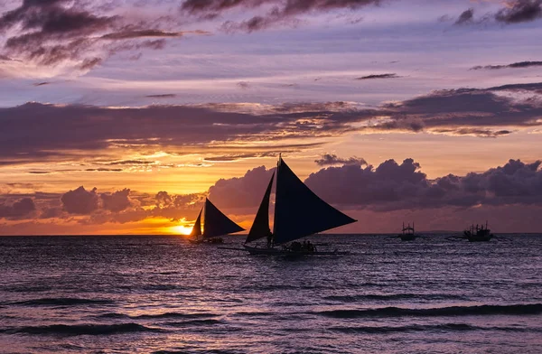 Закат на белом пляже Боракай, Филиппины — стоковое фото