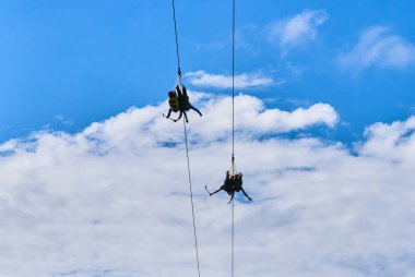 İnsanlar Zipline tadını çıkarıyor 
