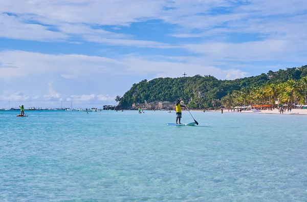 Menschen genießen einen Blick im Stand-up-Paddling über den See — Stockfoto