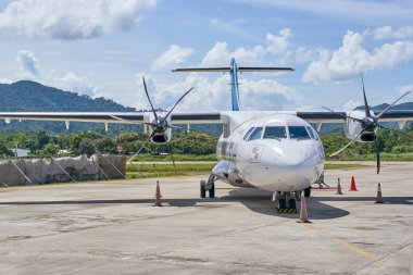 Küçük uçak kalkış için El Nido, Filipinler hazırdır