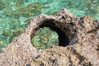 Rock adanın içinde delik