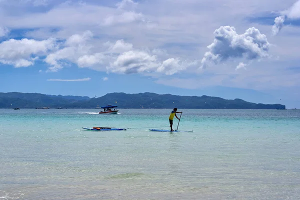 Homem é desfrutar de uma vista em stand-dup paddleboarding sobre o oceano — Fotografia de Stock