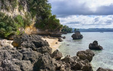 Beyaz plaj Boracay, Filipinler kayalık görünümü