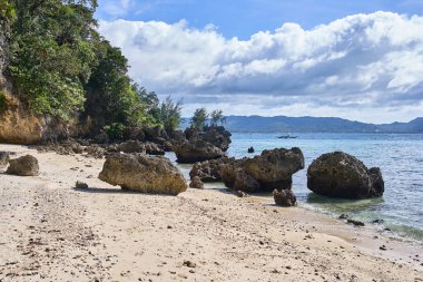 Beyaz plaj Boracay, Filipinler kayalık görünümü